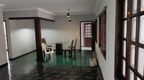 Casa com 3 Quartos e 3 banheiros à Venda, 230 m² por R$ 750.000 - Jacareí - SP