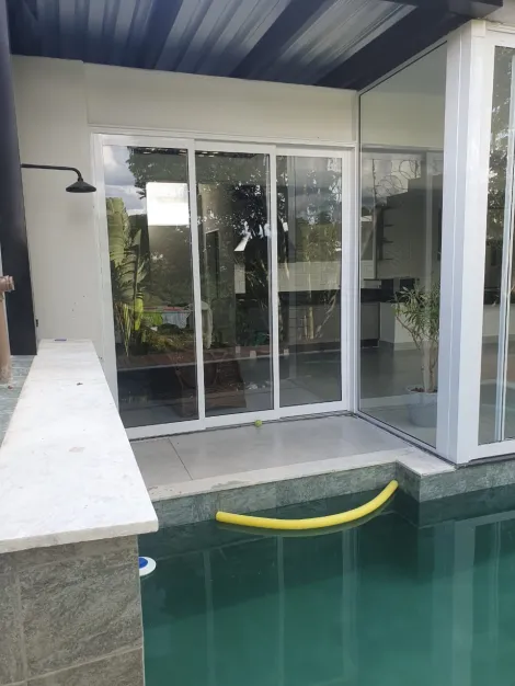 CASA COM 4 SUITES, ESPAÇO GOURMET E PISCINA EM CONDOMINIO FECHADO JACAREI