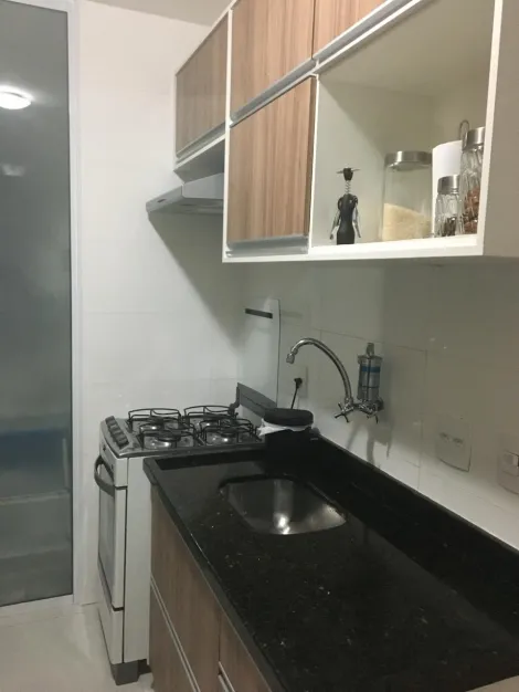 APARTAMENTO COM ELEVADOR E VARANDA.