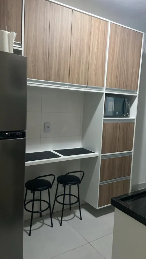 APARTAMENTO COM ELEVADOR E VARANDA.