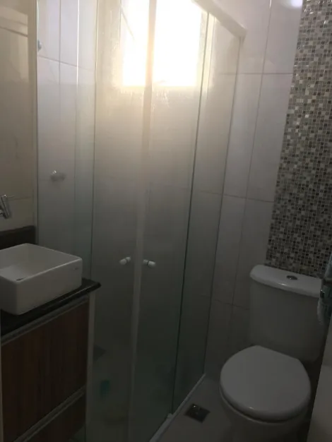 APARTAMENTO COM ELEVADOR E VARANDA.