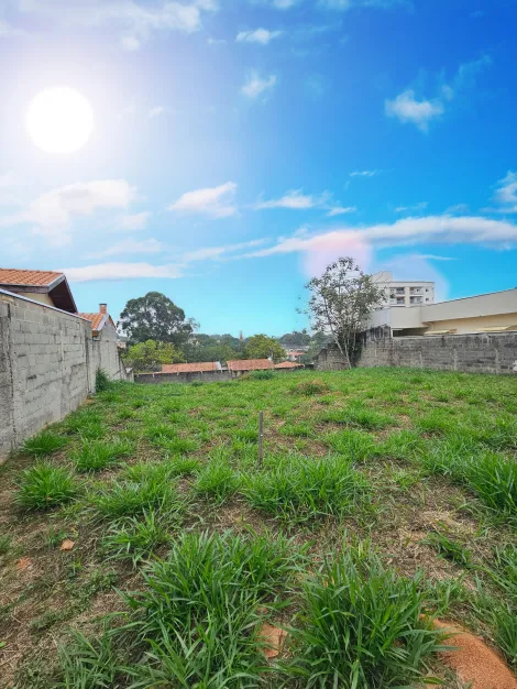 `Seu Espaço Exclusivo: Terreno em Declive de 664,12 m² no Condomínio Floresta`