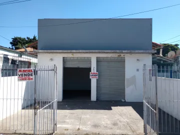 CASA COM EDICULA E PONTO COMERCIAL DE 28 METROS .