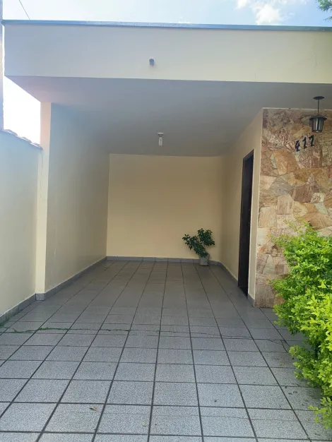 Casa com 3 Quartos e 2 banheiros à Venda, 165 m² por R$ 550.000