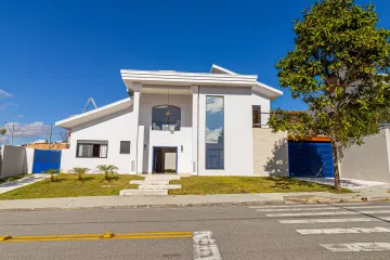 Casa dos Sonhos: 3 Suítes com Piscina e Conceito Aberto no Urbanova, São José dos Campos/SP