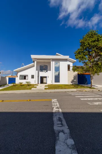 Casa dos Sonhos: 3 Suítes com Piscina e Conceito Aberto no Urbanova, São José dos Campos/SP