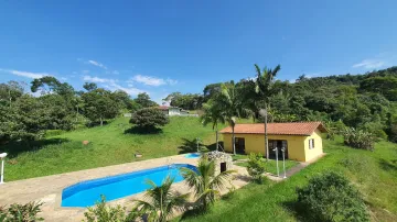 Área à venda em Volta Fria, Mogi das Cruzes/SP As casas de madeira são confortáveis e bem equipadas. Podem ser usadas comercialmente.