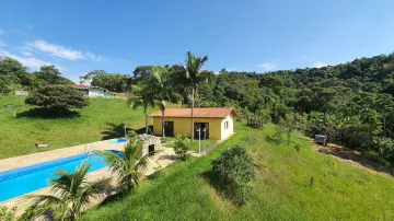 Área à venda em Volta Fria, Mogi das Cruzes/SP As casas de madeira são confortáveis e bem equipadas. Podem ser usadas comercialmente.