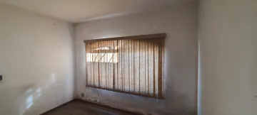 CASA TERREA, ESPAÇOSA,  COM QUINTAL SALA COM LAREIRA,  3 DORMITORIOS, 1 SUITE,3 GARAGENS, EXCELENTE LOCALIZAÇÃO PROXIMA DE COMERCIO EM GERAL, PONTO ONIBUS.