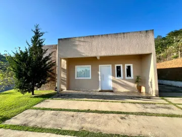 Chácara dos Sonhos à Venda em Igaratá - Casa com Piscina e Vista para o lago!