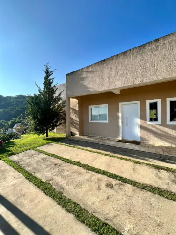 Chácara dos Sonhos à Venda em Igaratá - Casa com Piscina e Vista para o lago!