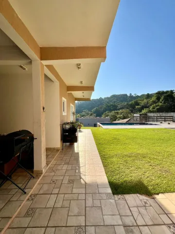 Chácara dos Sonhos à Venda em Igaratá - Casa com Piscina e Vista para o lago!