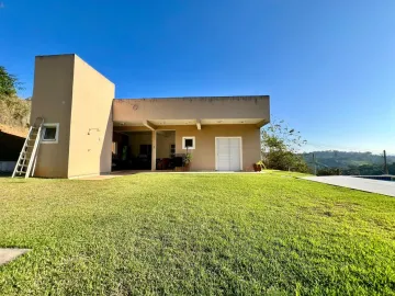 Chácara dos Sonhos à Venda em Igaratá - Casa com Piscina e Vista para o lago!