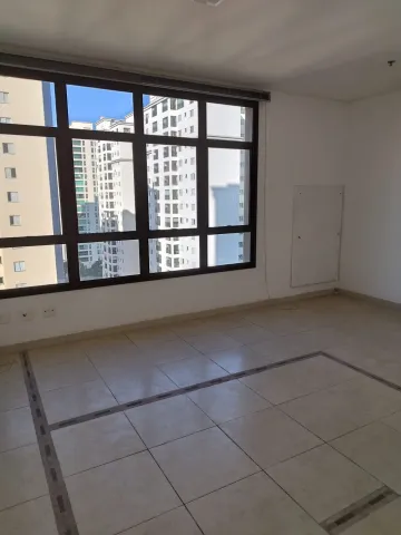 Excelente sala no LE CLASSIQUE, frente para a avenida, andar alto.