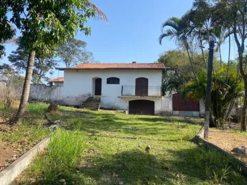 CHACARA COM 2.100M2, COM CASA COM 2 DM, SUITE, VÁRIAS ARVORES