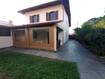 CASA COM 5 DORMITÓRIOS E 9 VAGAS DE GARAGEM.