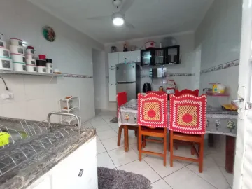 CASA COM 4 DORMITÓRIOS E 2 VAGAS DE GARAGEM.