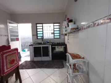 CASA COM 4 DORMITÓRIOS E 2 VAGAS DE GARAGEM.