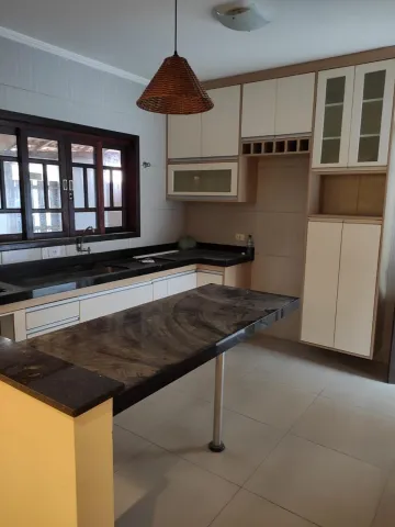 Casa dos Seus Sonhos no Jardim Torrão de Ouro: 3 Dormitórios, 4 Vagas e Conforto Impecável!