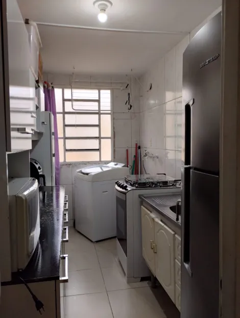 apartamento reformado ,piso laminado na sala e corredor .quartos ,sala e cozinha piso novo e no banheiro também acabamento em gesso . porta blindex na sala ármario planejado no quarto.