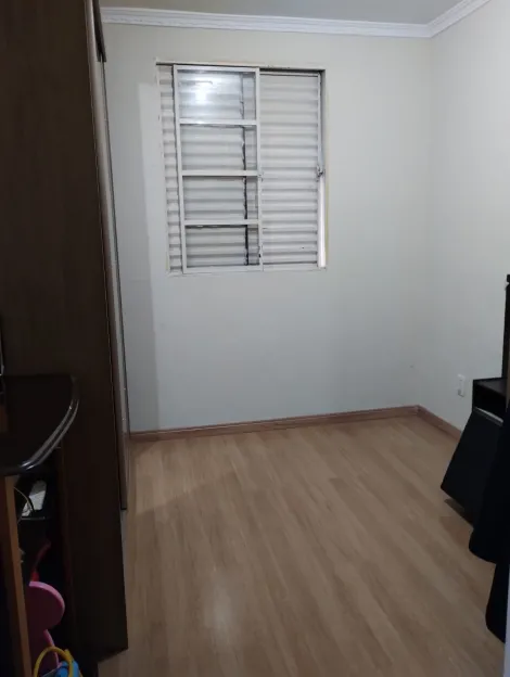 apartamento reformado ,piso laminado na sala e corredor .quartos ,sala e cozinha piso novo e no banheiro também acabamento em gesso . porta blindex na sala ármario planejado no quarto.