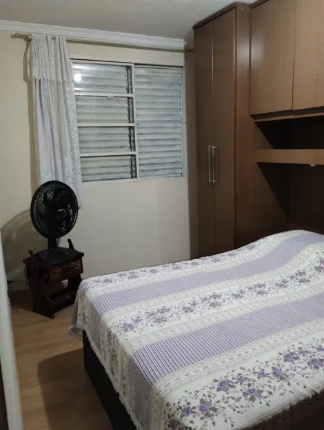 apartamento reformado ,piso laminado na sala e corredor .quartos ,sala e cozinha piso novo e no banheiro também acabamento em gesso . porta blindex na sala ármario planejado no quarto.