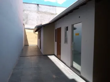 CASA COM PONTO COMERCIAL NA FRENTE