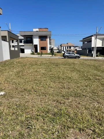 Lote de terreno no condomínio Aruanã