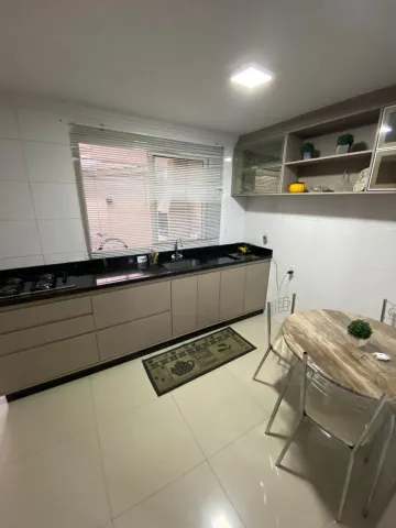 linda casa em condomínio fechado na zona sul