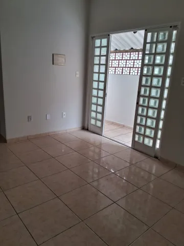 Oportunidade - Casa - Jardim Satélite - 3 Dormitórios - 78m².   Uma oportunidade imperdível para viver com conforto e praticidade! casa de 78m² está estrategicamente localizada próximo a comércios, escolas, shoppings, supermercados, lojas de conveniê