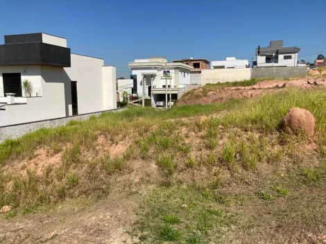 TERRENO PERTO DA PORTARIA E AREA DE LAZER,COM TIMO APROVEITAMENTO LEVE ACLIVEVISINHOS ESTABELECIDOS NAS LATERAIS